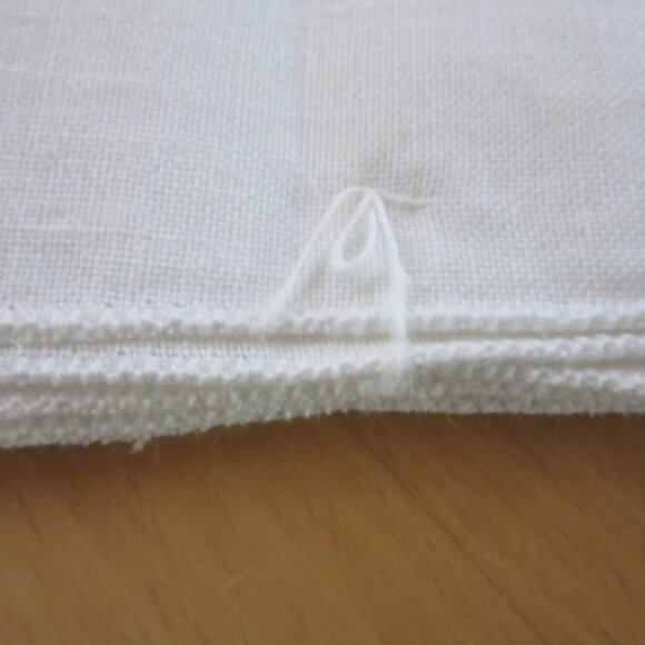 Off white linen & cotton cloth napkins with scalloped edge and corner lace trim - Picture 5 of 6